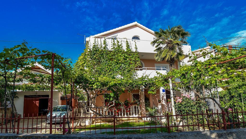 Apartments Mate Турань Екстер'єр фото