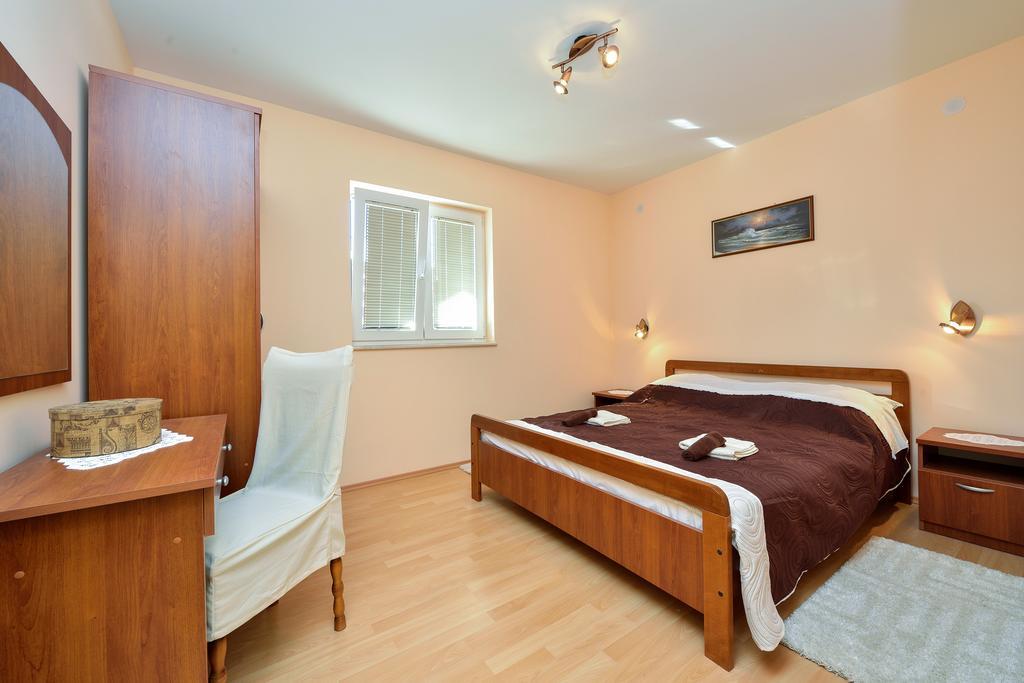Apartments Mate Турань Екстер'єр фото