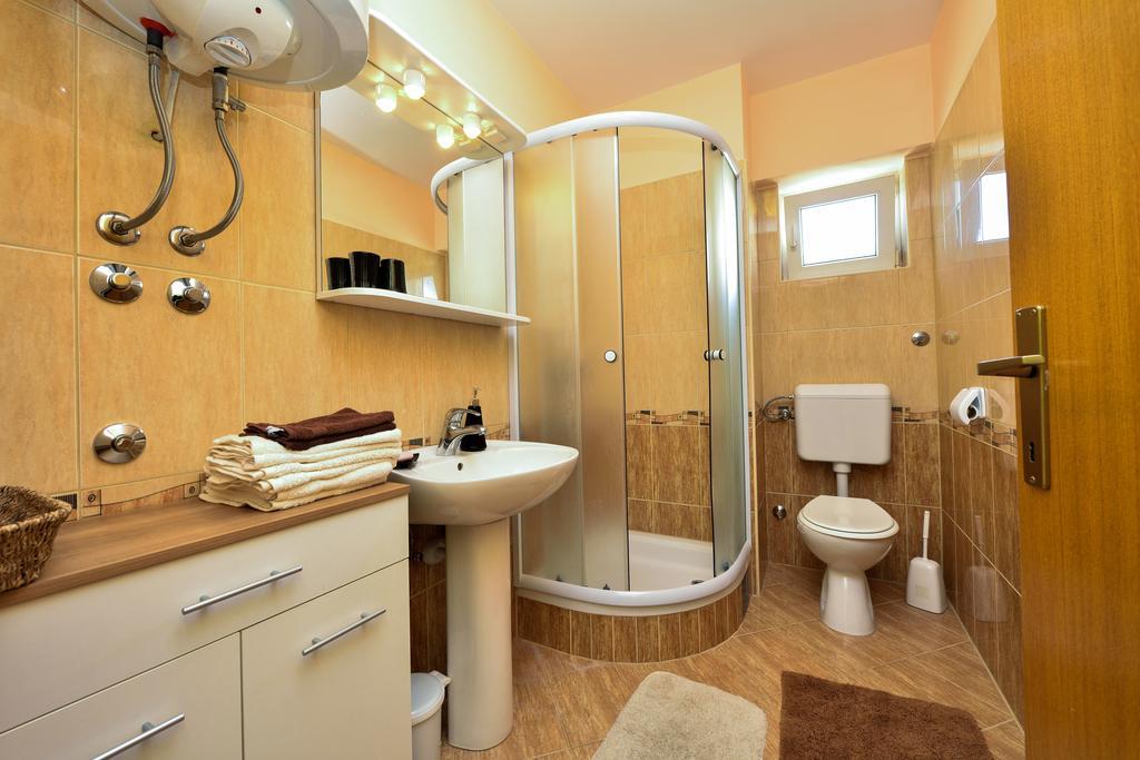 Apartments Mate Турань Екстер'єр фото